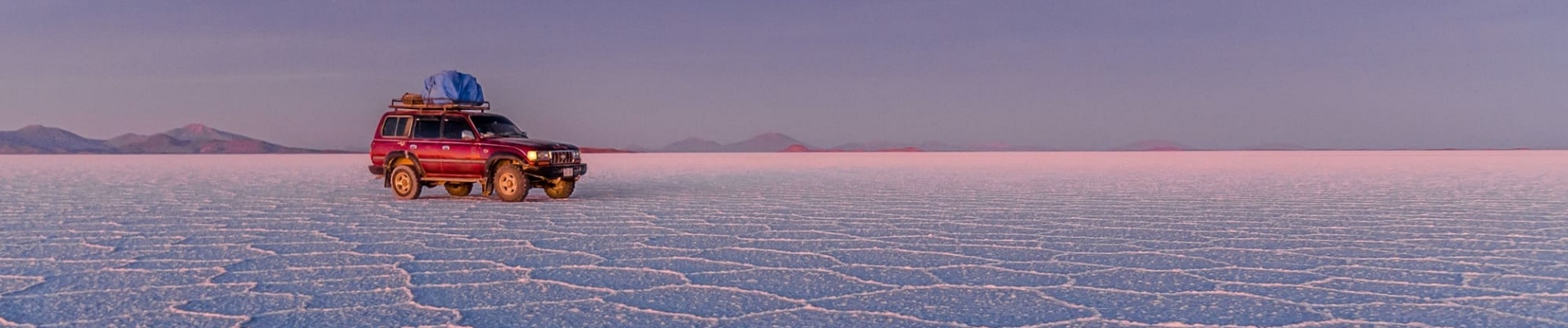Salar d'Uyuni et 4x4 au coucher du soleil