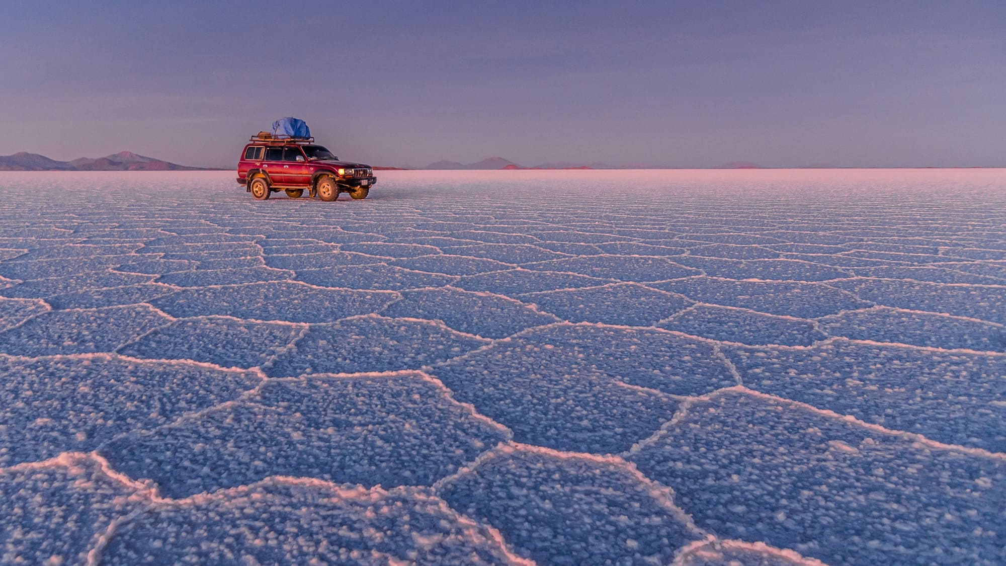 Salar d'Uyuni et 4x4 au coucher du soleil
