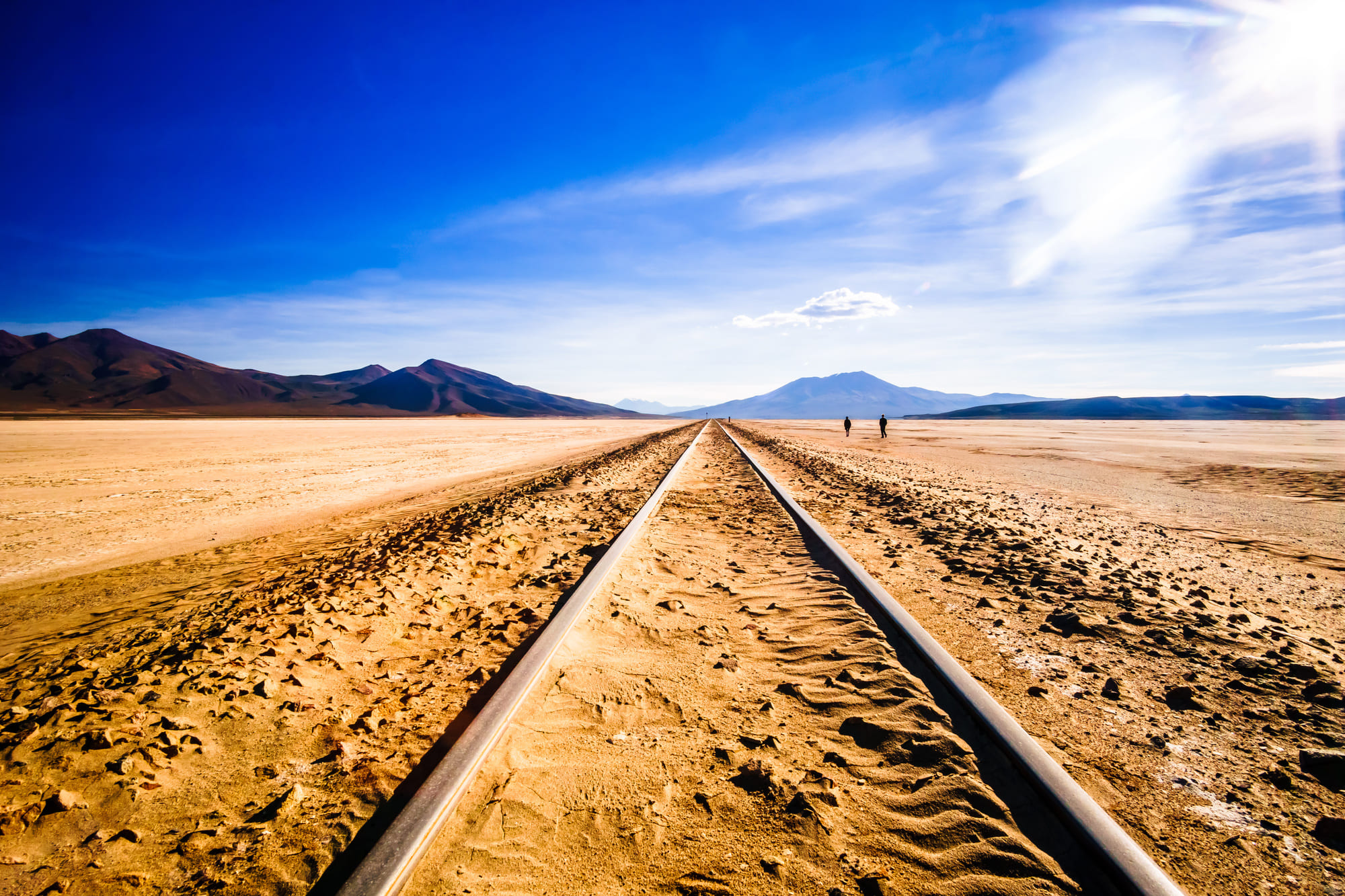 Vue des rails traversant le désert de l'Altiplano en Bolivie